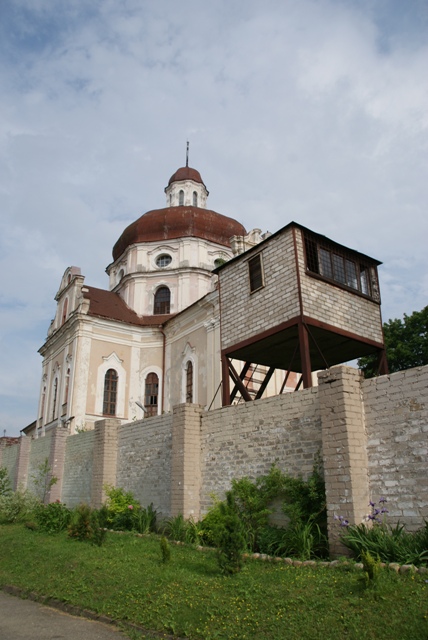 Zniszczony kościół.
Za czasów ZSSR był więzieniem.

