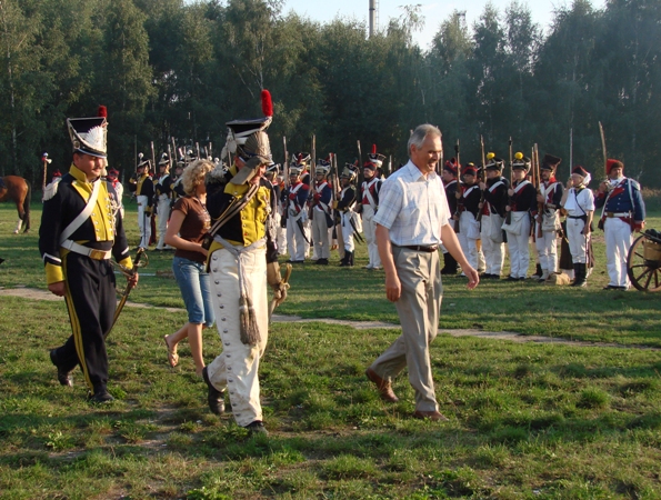 Prezydent Ciechanowa dokonuje przeglądu wojsk.
