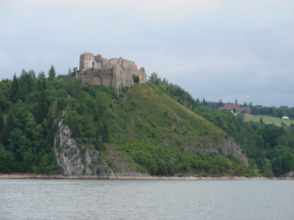 Widok z jeziora na zamek w Czorsztynie.
