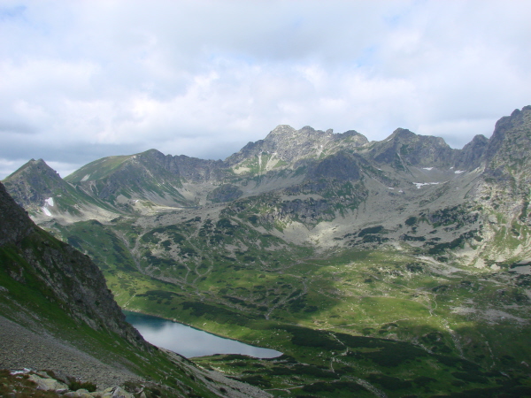 Dolina Pęciu Stawów. Widok z podejścia na Szpiglasową Przełęcz.
