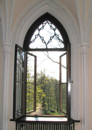 Okno w pałacu w Opinogórze.

