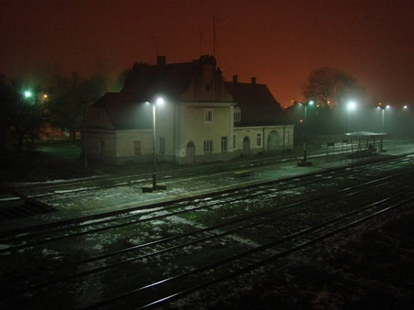 Dworzec PKP nocą
