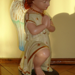 Anioł gipsowy po renowacji