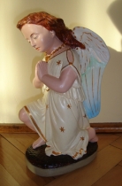 Anioł gipsowy po renowacji